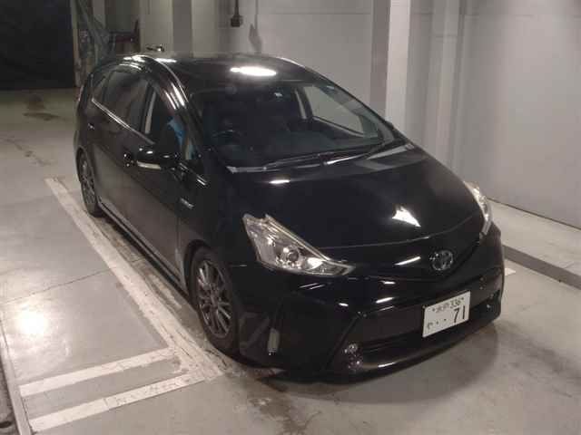 8635 Toyota Prius alpha ZVW41W 2015 г. (JU Tokyo)